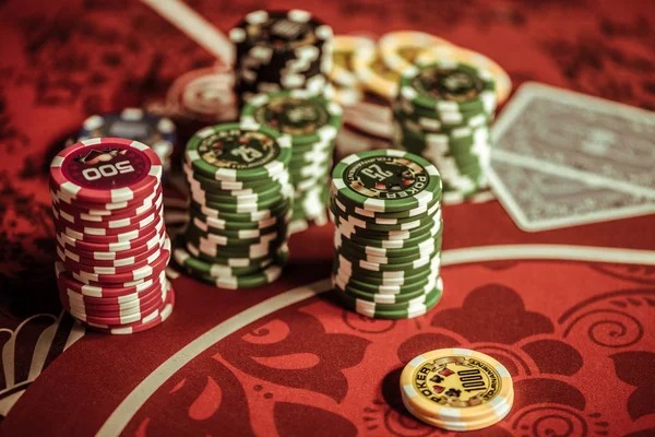 Live baccarat table on akun demon platform with dealer and card display